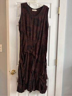 Sleeveless Floral Layered Midi Dress in Dark Burgundy and Black